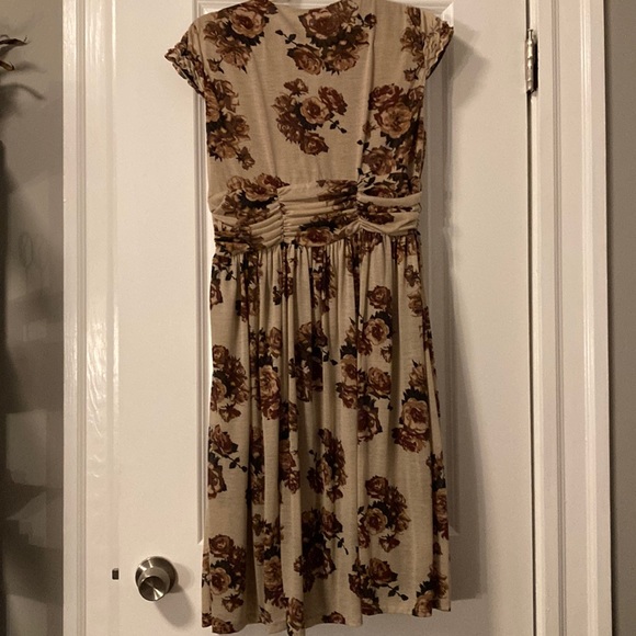 Flower patterned dress! - Picture 2 of 6
